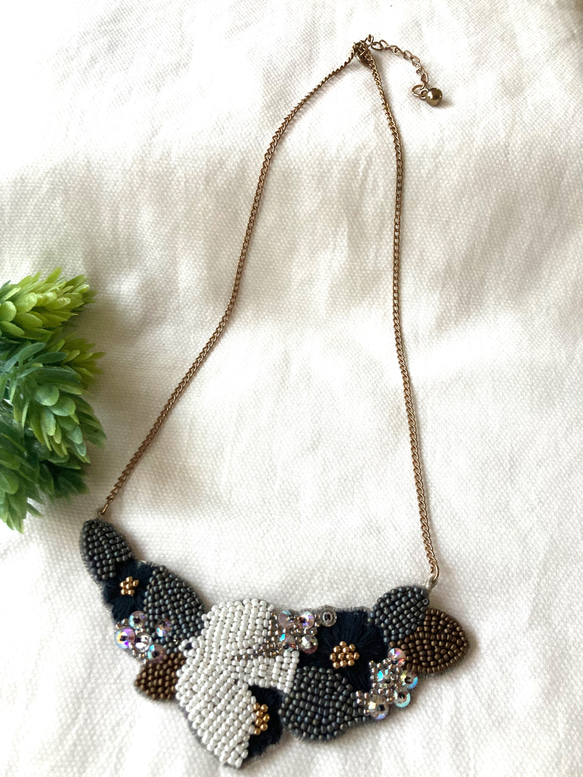 bird & フラワー　ビーズ刺繍ネックレス　モノトーン 2枚目の画像