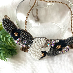 bird & フラワー　ビーズ刺繍ネックレス　モノトーン 1枚目の画像