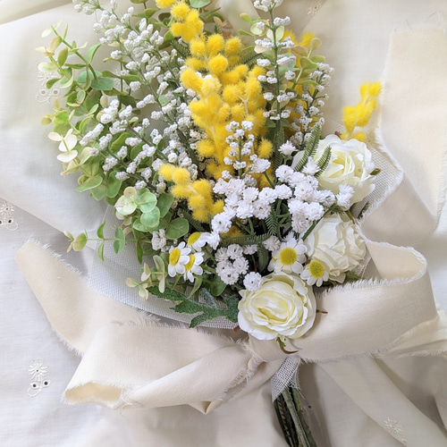 ミモザとかすみ草 白薔薇も可憐なスワッグ アーティフィシャル