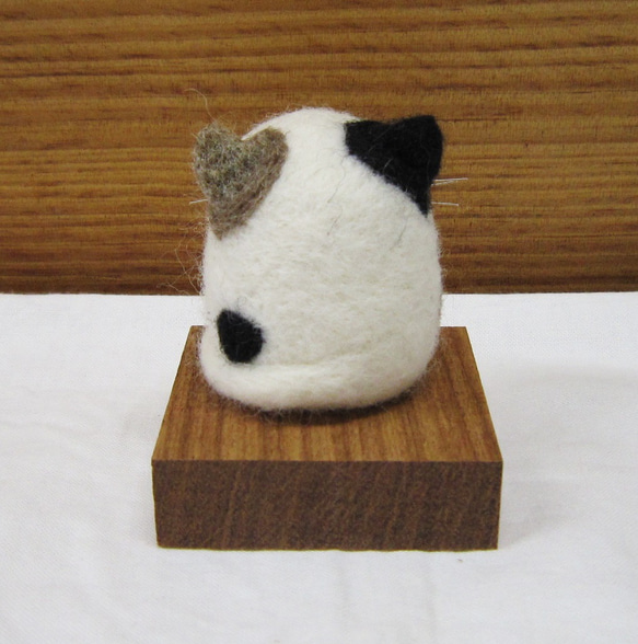 猫のマスコット（白）・羊毛フェルト・置物 3枚目の画像