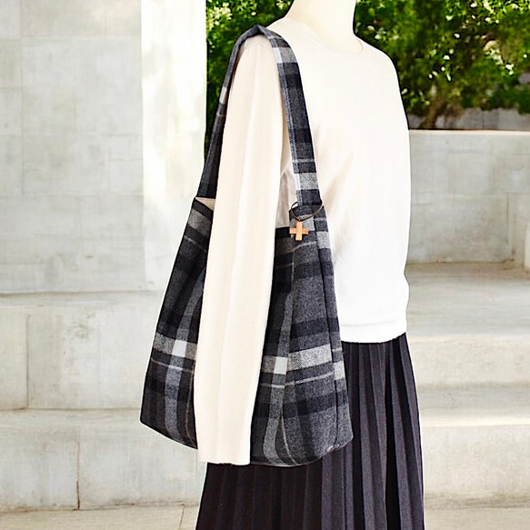 ウールタータンチェックのワンショルダーバッグ（L)＊グレー×黒×水色