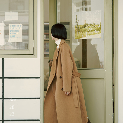 キャメル 70% ウール ダブルブレスト ミニマリスト コート 立体的な