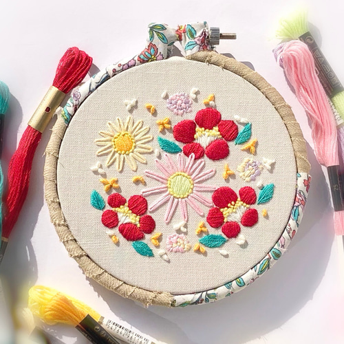 冬咲き椿の手水花 刺繍の壁飾り お正月 刺繍インテリア 新春 和