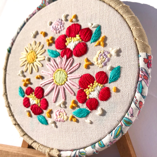 冬咲き椿の手水花 刺繍の壁飾り お正月 刺繍インテリア 新春 和