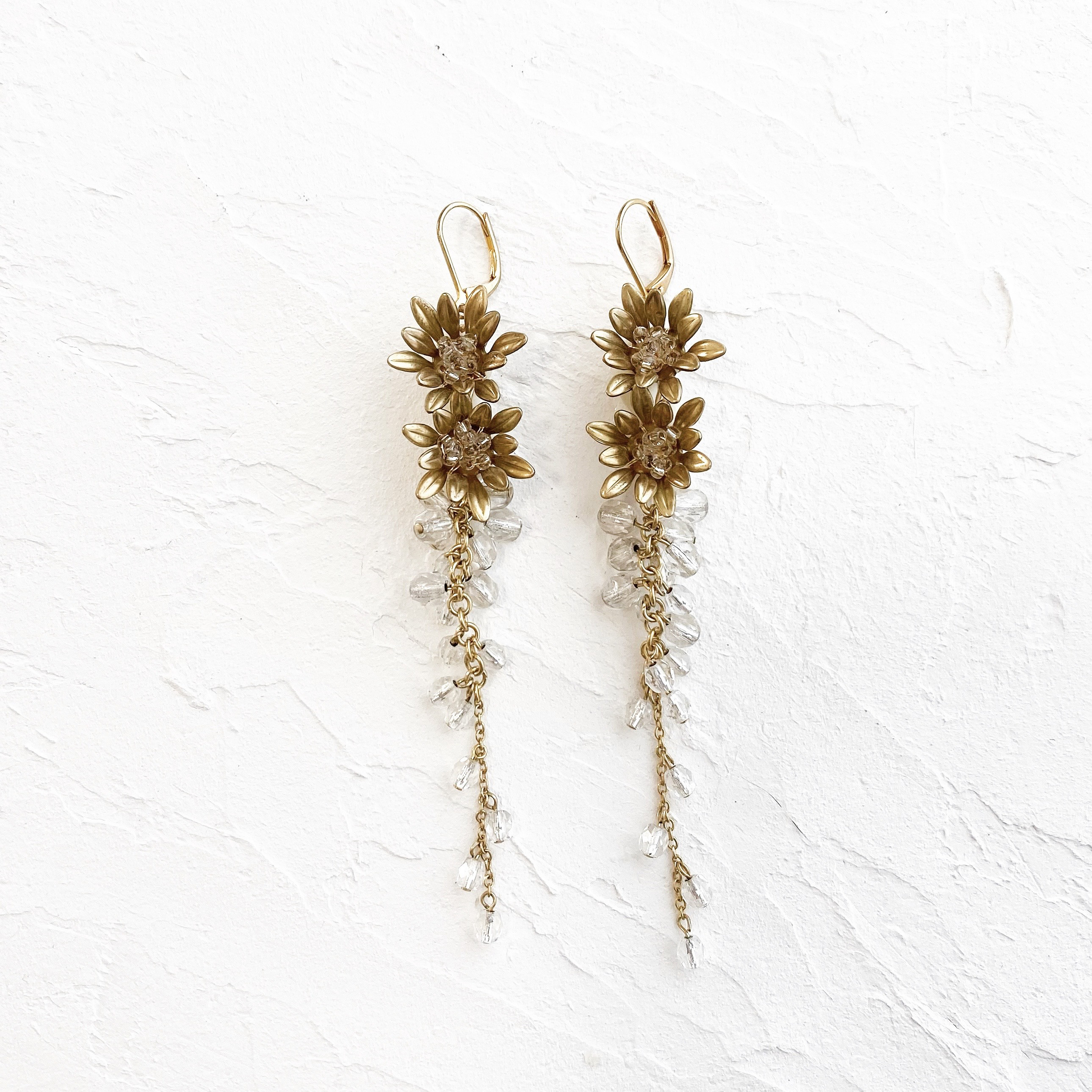 ブラスパーツ立体花２連チェコビーズロングピアス