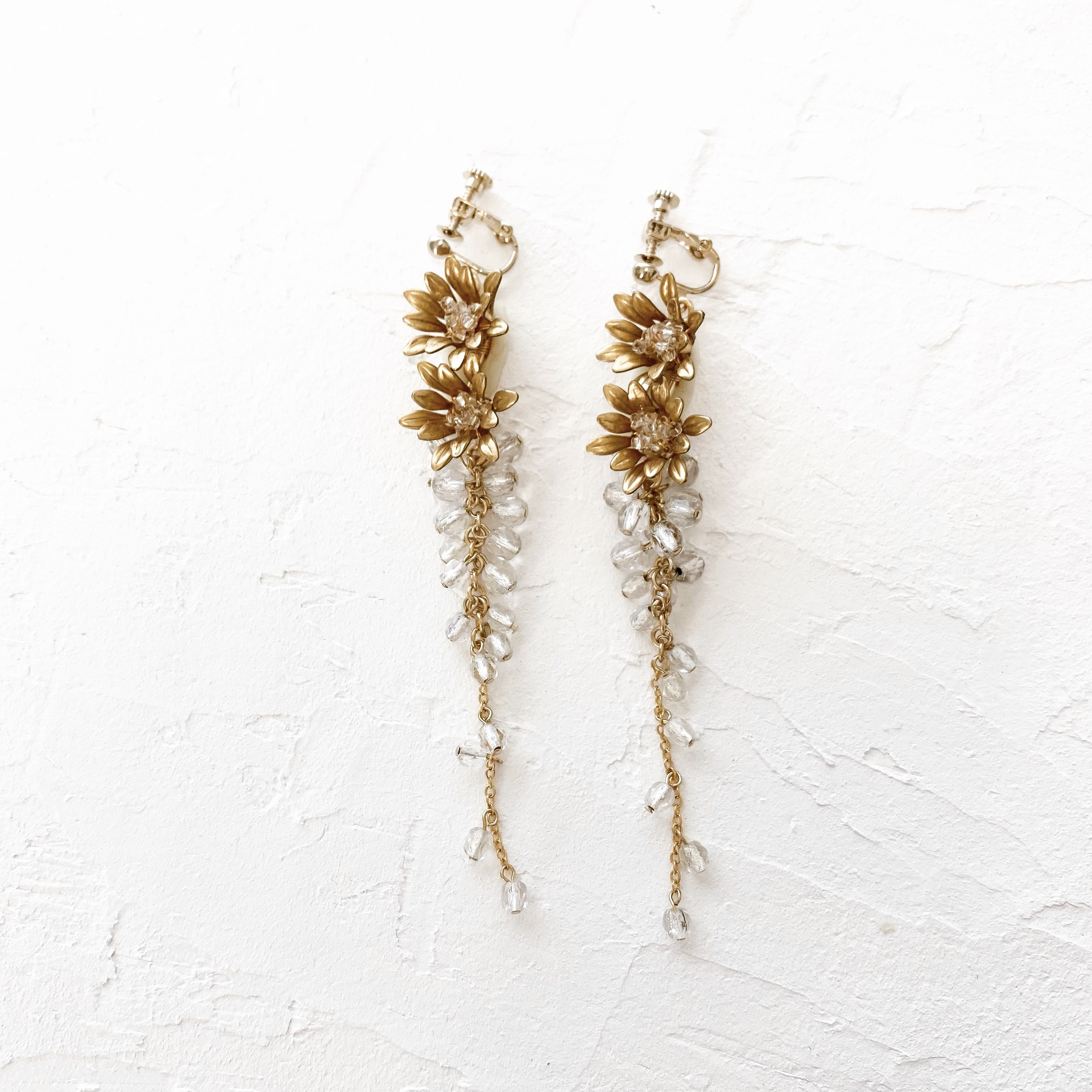 ブラスパーツ立体花２連チェコビーズロングイヤリング