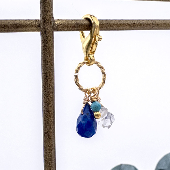 ラピスラズリフラワーとハーキマーダイヤモンドのピアスチャーム