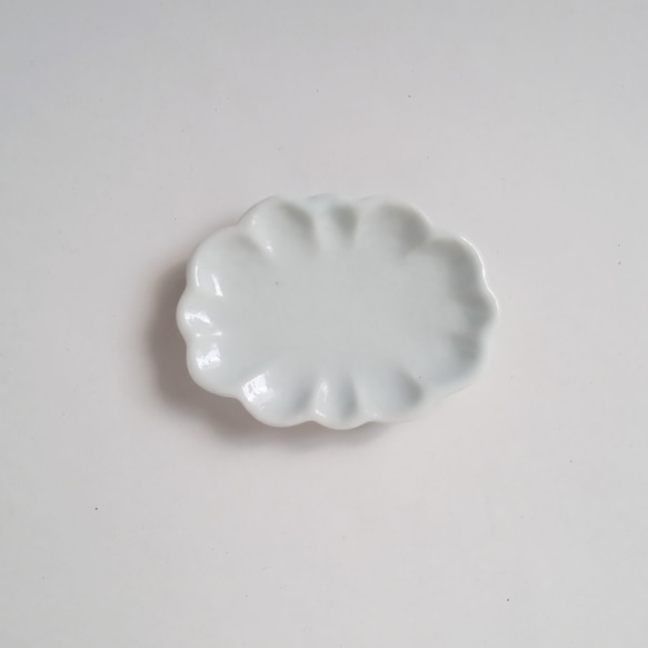 シンプルでかわいい    白磁 楕円 お花の豆皿 1枚目の画像