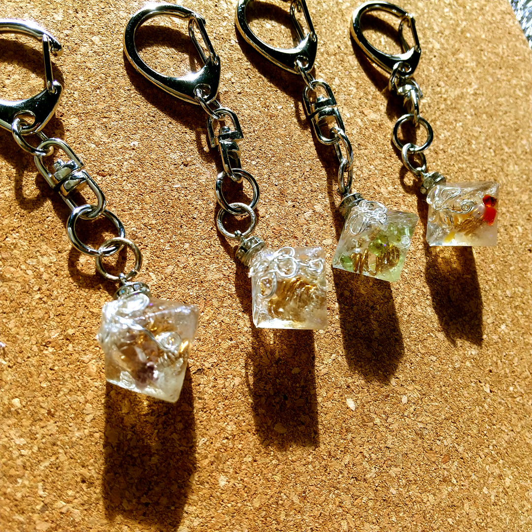 身代わりの鳥居キーホルダーオルゴナイト お守りキーホルダー（天然石入り【オルゴナイト風