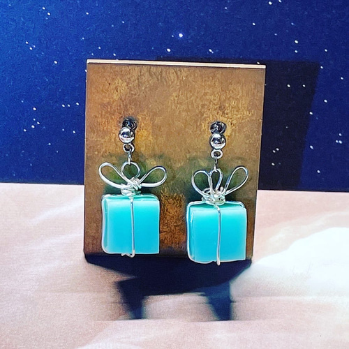 ときめくブルーのプレゼントボックスピアス ピアス（スタッド・一粒