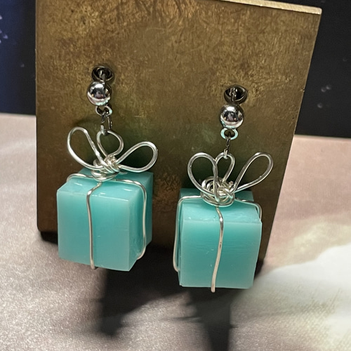 ときめくブルーのプレゼントボックスピアス ピアス（スタッド・一粒