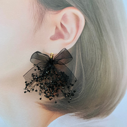 オーガンジーリボン】ブラック×かすみそう ドライフラワー ピアス