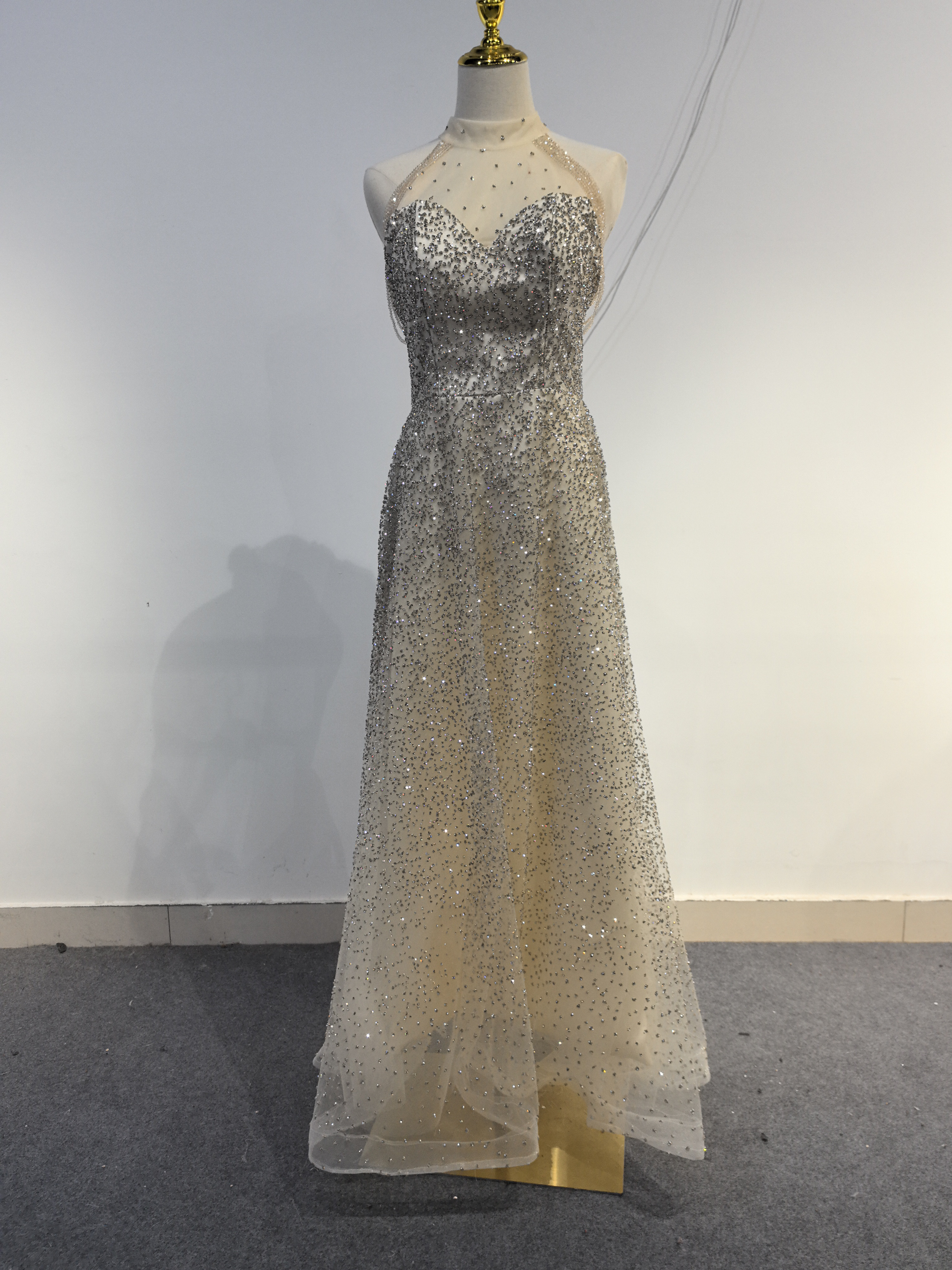 グラマラス  チャンパン キラキラ ホルターネック カラードレスワンショット撮影 花嫁 婚約式 パーティデートD77