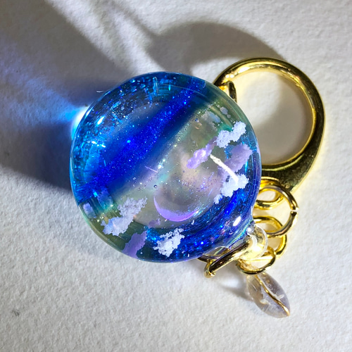 水面レジン-星が降る海 キーホルダー 冬/透明感/正月/プレゼント/雲
