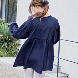 ふんわりドレープが美しい３wayチュニックブラウス｜ネイビー 4枚目の画像