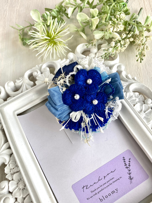 刺繍花とリボンのブローチ　ブルー 2枚目の画像