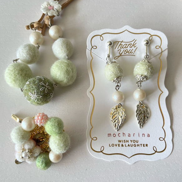 ハンドメイド☆羊毛ボールと半貴石とボタンピアス (306) 手早い 