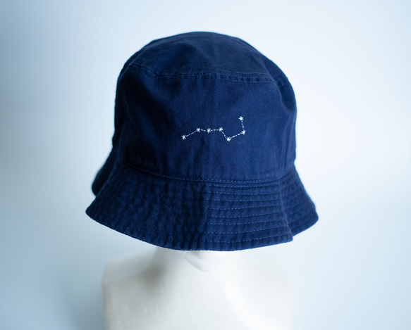 "北斗七星 × カシオペヤ座"  手刺繍 バケットハット Navy 受注制作 1枚目の画像