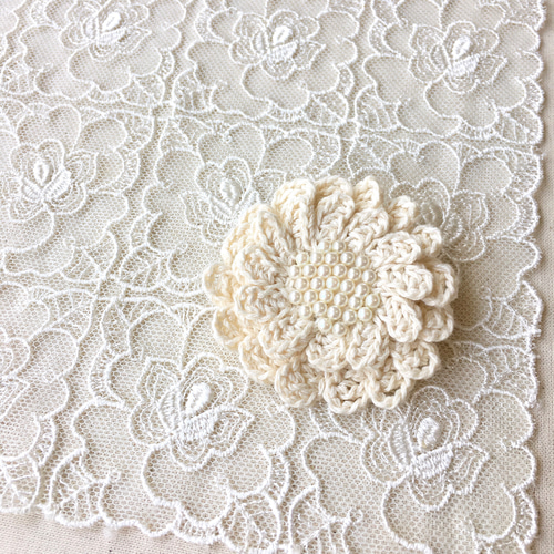 アンティークなレース編みのマーガレットコサージュ・ブローチ／生成り