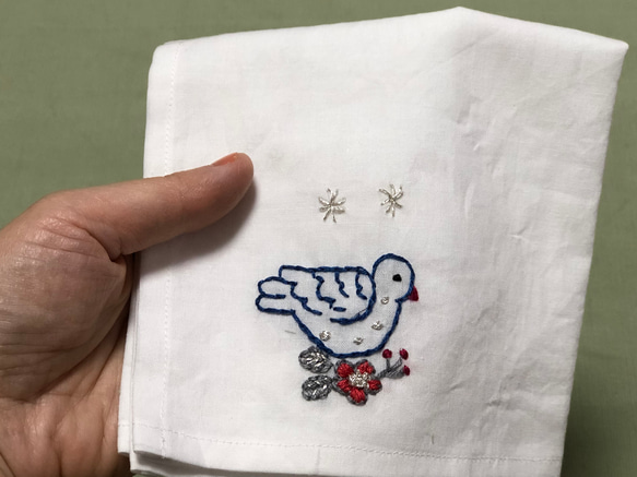 コットンの刺繍ハンカチ☆花と小鳥 3枚目の画像