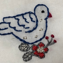 コットンの刺繍ハンカチ☆花と小鳥 2枚目の画像