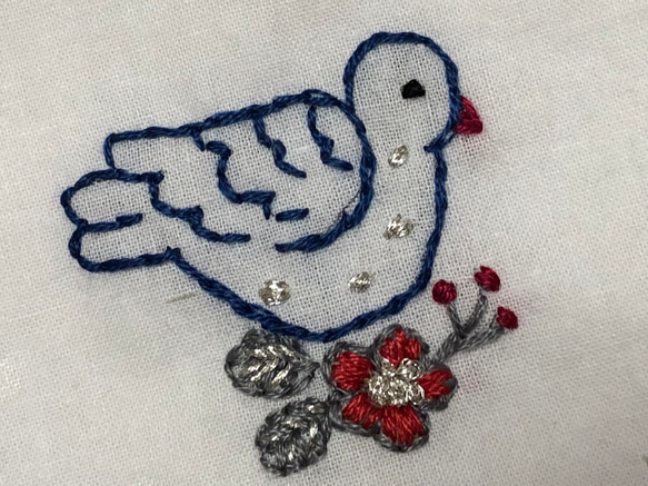 コットンの刺繍ハンカチ☆花と小鳥 2枚目の画像