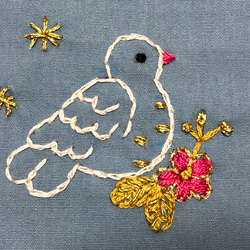 コットンの刺繍ハンカチ☆花と小鳥 2枚目の画像