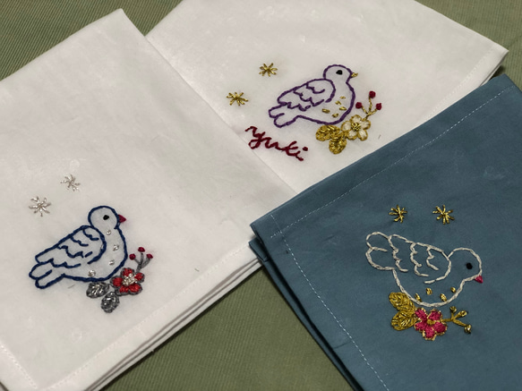 コットンの刺繍ハンカチ☆花と小鳥 5枚目の画像