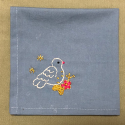 コットンの刺繍ハンカチ☆花と小鳥 1枚目の画像