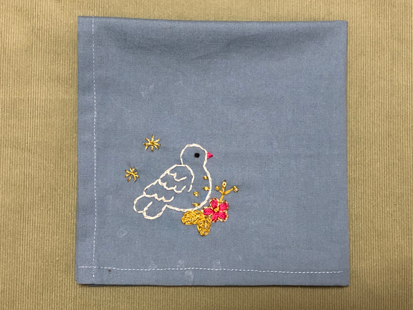 コットンの刺繍ハンカチ☆花と小鳥 1枚目の画像