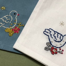 コットンの刺繍ハンカチ☆花と小鳥 4枚目の画像