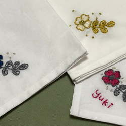 コットンの刺繍ハンカチ☆一輪の花 3枚目の画像