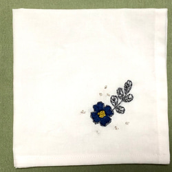 コットンの刺繍ハンカチ☆一輪の花 1枚目の画像