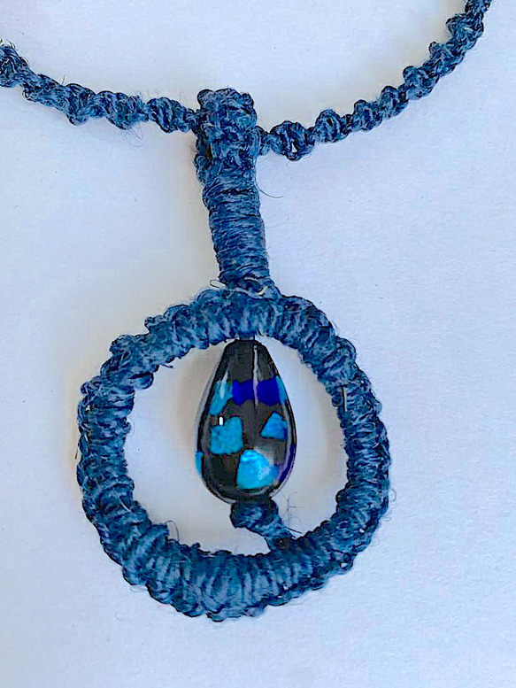 希少な国産ヘンプのネックレス　藍染　雫型蛍ビーズ　サークルモチーフ 2枚目の画像