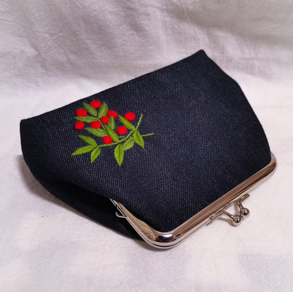 南天・雪ウサギ刺繍】がま口ポーチ☆日常の小物入れに最適 がま口