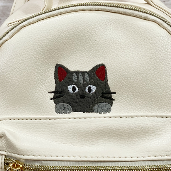 ひょっこり猫の刺繍 タッセルチャーム付きミニフェイクレザーリュック【送料無料】 8枚目の画像