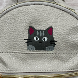 ひょっこり猫の刺繍 タッセルチャーム付きミニフェイクレザーリュック【送料無料】 6枚目の画像