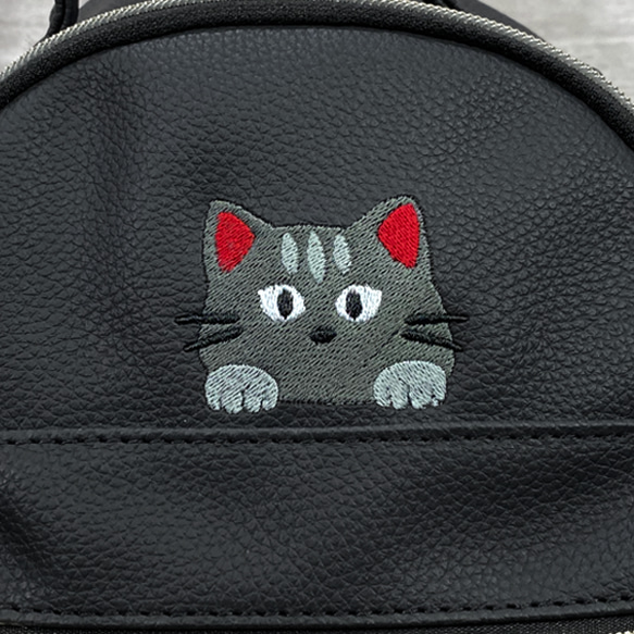 ひょっこり猫の刺繍 タッセルチャーム付きミニフェイクレザーリュック【送料無料】 4枚目の画像