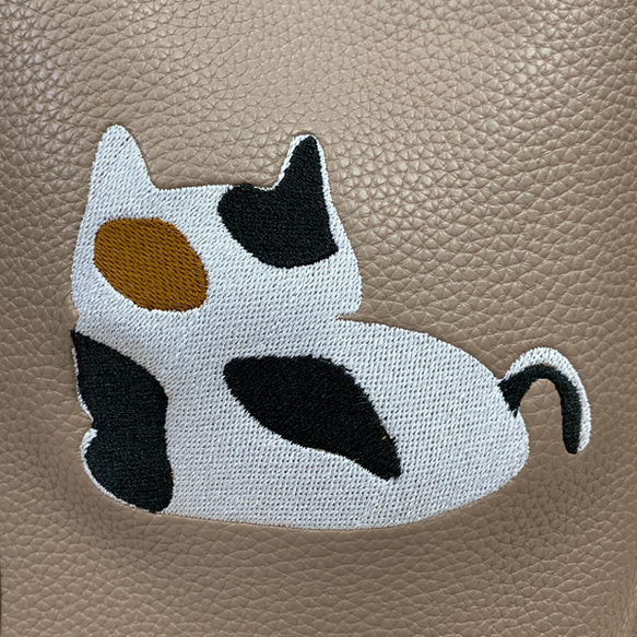 麻糬貓刺繡一把手皮革方包 第6張的照片