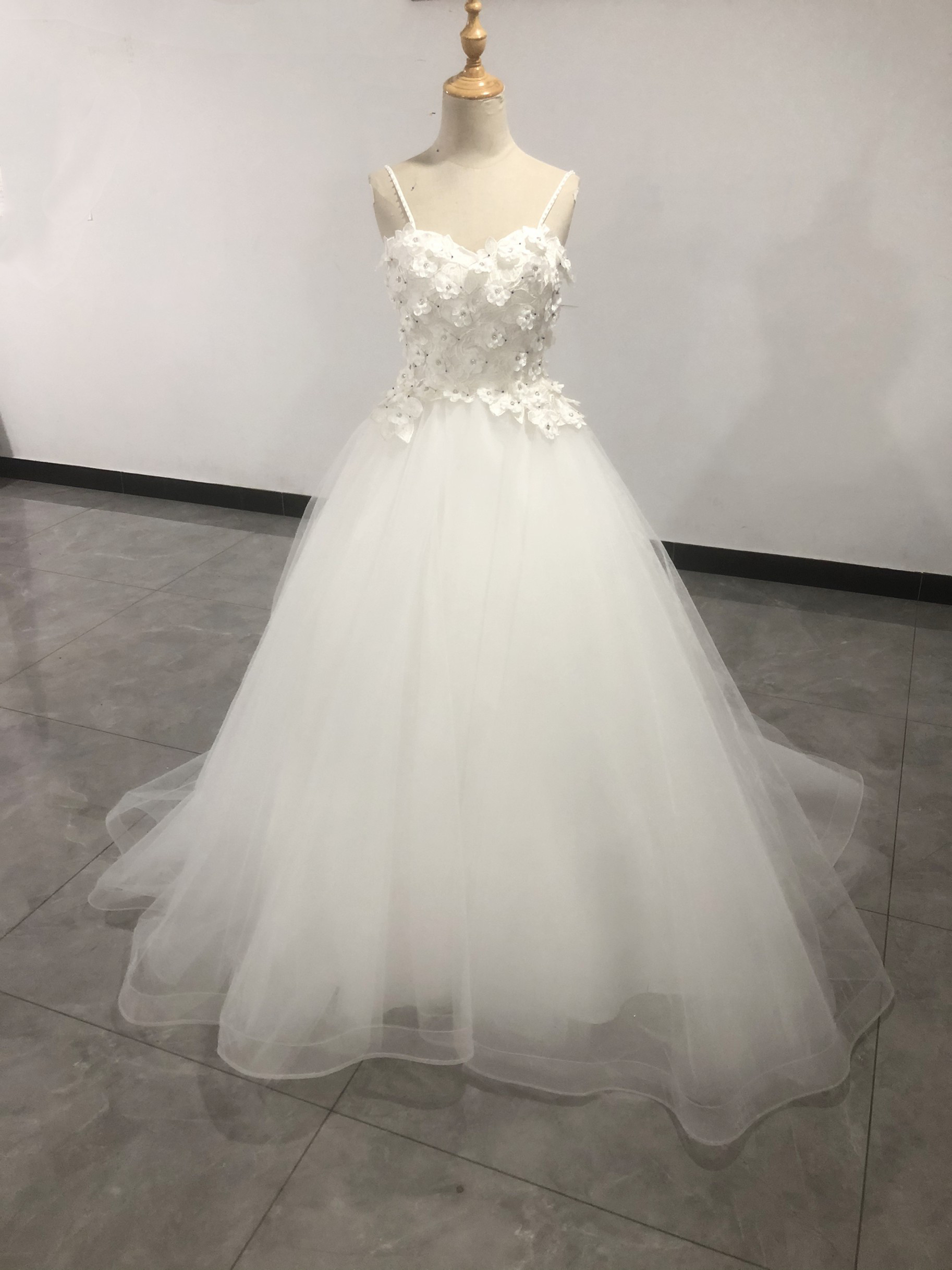 輝きな光彩を放つ ウエディングドレス ソフトチュール ビスチェパール 美しい花レース  華やかなトレーン/結婚式/披露