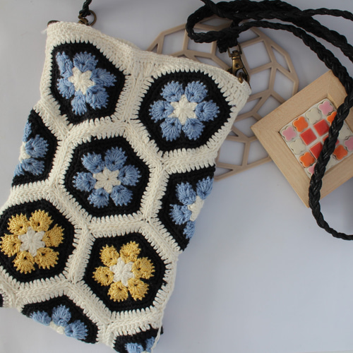 アフリカンフラワーモチーフ スマホポーチ スマホポシェット  