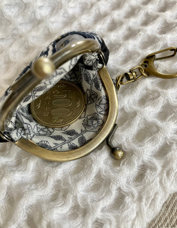 ミナペルホネンの可愛い刺繍生地ロージィのとても小さながま口キーホルダー＊アクセサリーやイヤホン入れにも 7枚目の画像