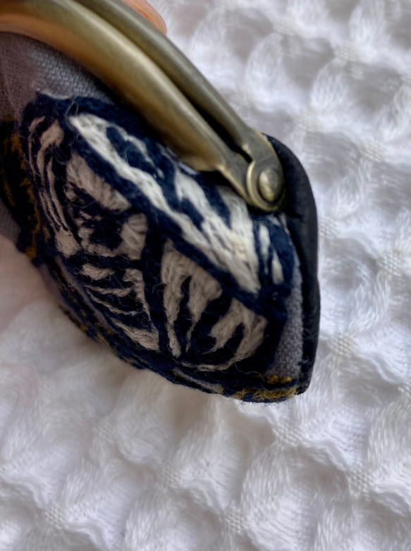 ミナペルホネンの可愛い刺繍生地ロージィのとても小さながま口キーホルダー＊アクセサリーやイヤホン入れにも 4枚目の画像