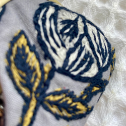 ミナペルホネンの可愛い刺繍生地ロージィのとても小さながま口キーホルダー＊アクセサリーやイヤホン入れにも 5枚目の画像