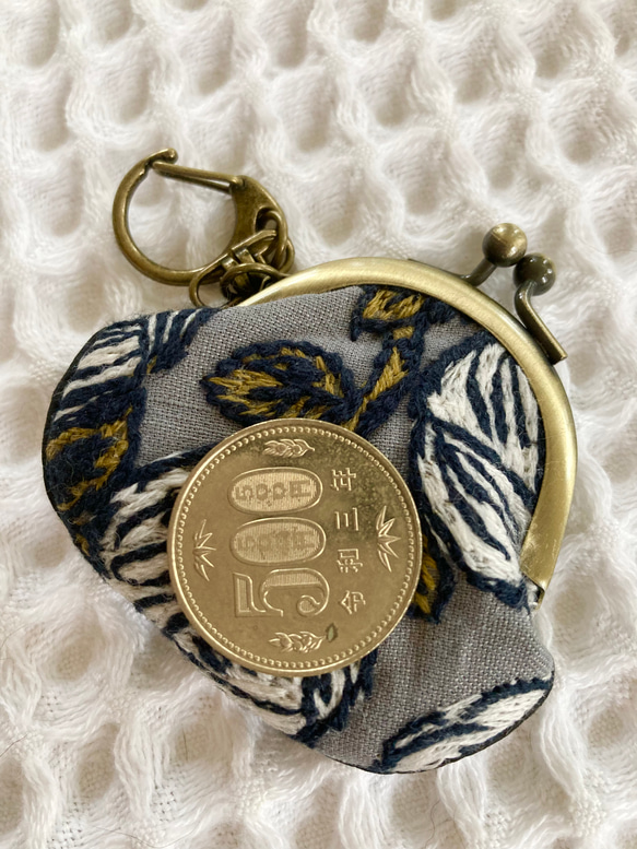 ミナペルホネンの可愛い刺繍生地ロージィのとても小さながま口キーホルダー＊アクセサリーやイヤホン入れにも 8枚目の画像
