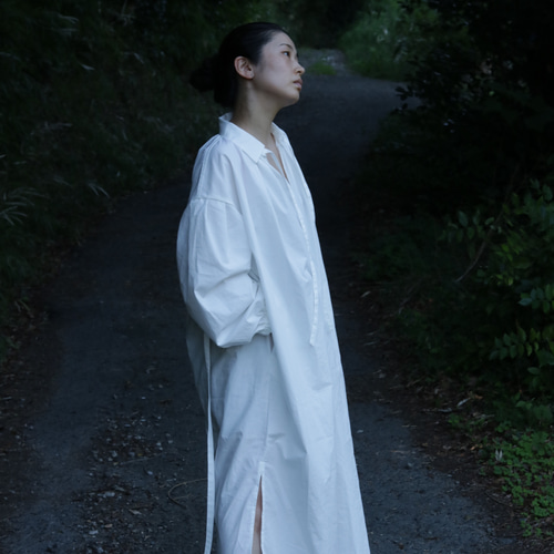 タイプライター ギャザーワンピース 白 黒 ホワイト ブラック  