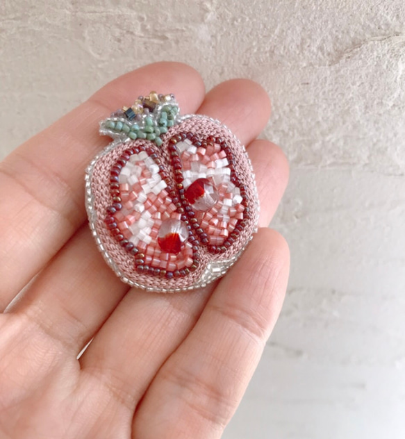 オートクチュールビーズ刺繍ブローチ ざくろ 2枚目の画像