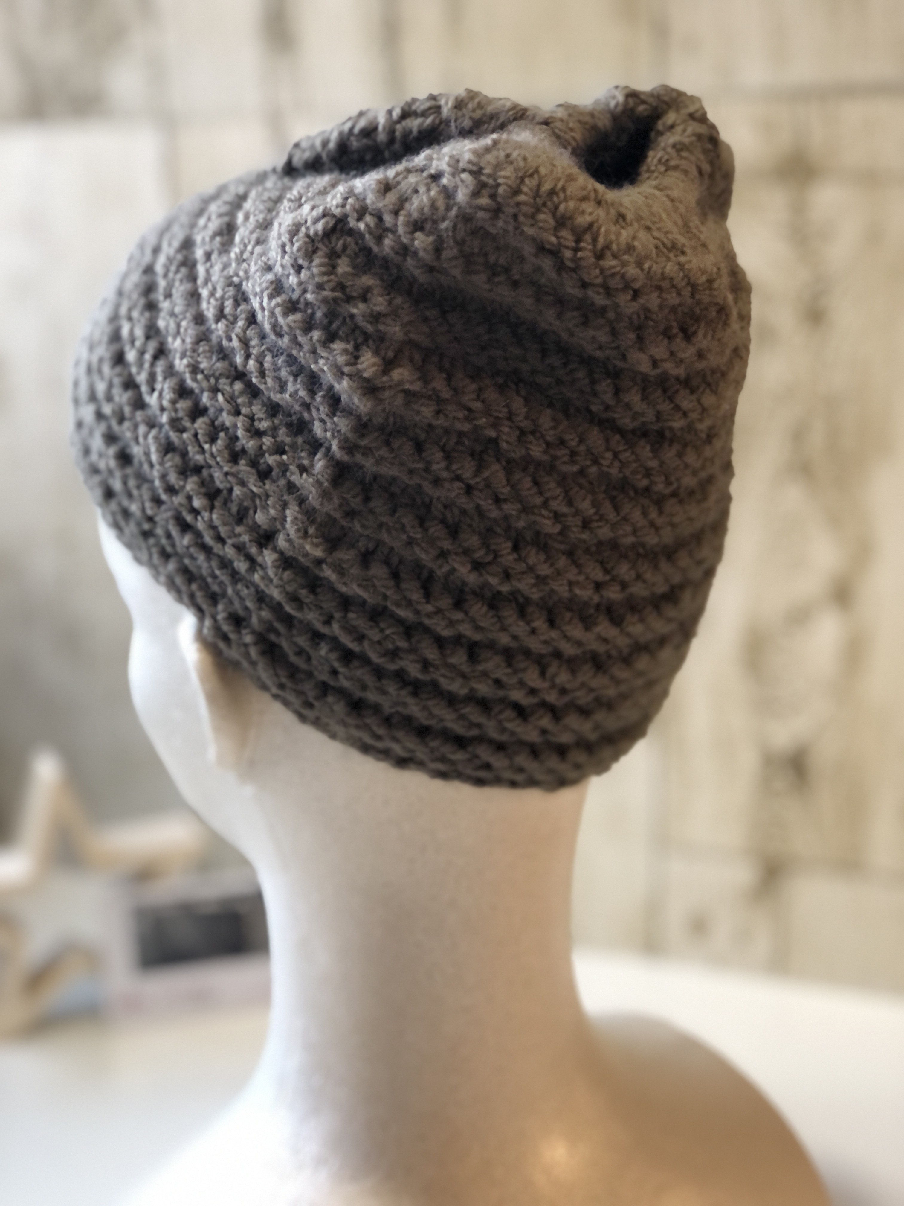 大人グレーのポニーニット帽