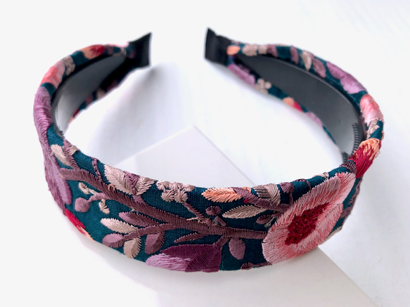 刺繍リボンのカチューシャ　オリエンタルフラワー ビリジアン×ピンク 4枚目の画像