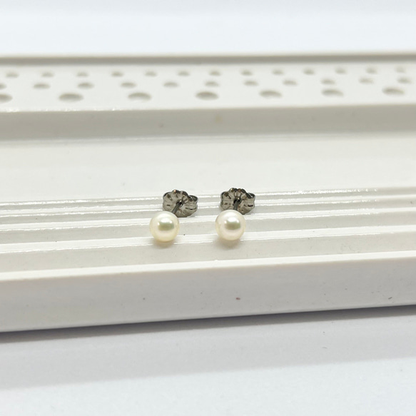 【正品珍珠】單顆珍珠耳環 5-5.5 毫米不鏽鋼/鈦 Akoya 珍珠嬰兒珍珠耳環 第4張的照片